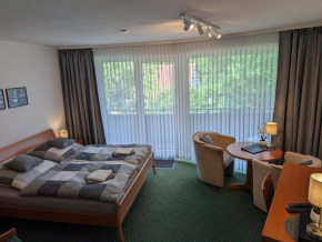 Apartment mit Balkon und Pool, zentral am Waldrand